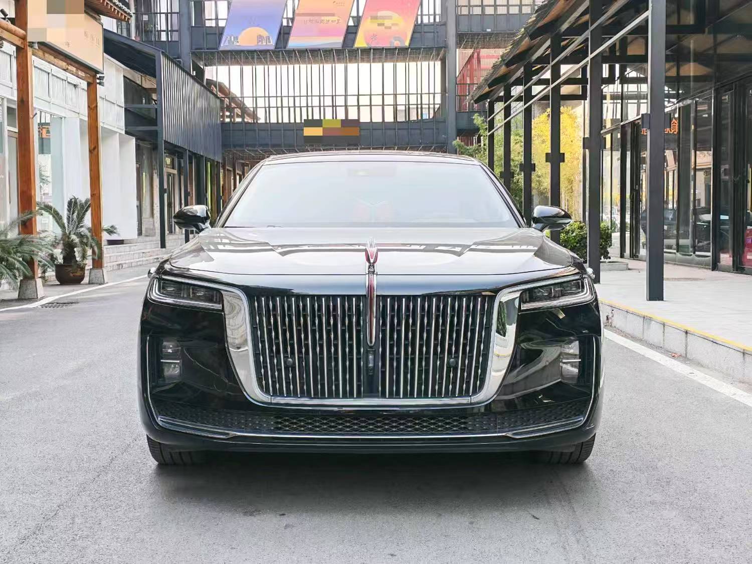 The 2022 Hongqi H9 48V 2.0T Smart Link Flag Enjoyment Edition with automatic transmission