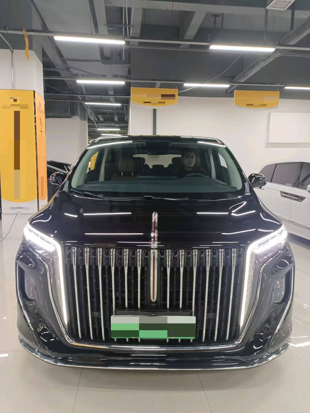 The 2024 Hongqi HQ9 PHEV 2.0T Four-Wheel Drive Business Edition with automatic transmission