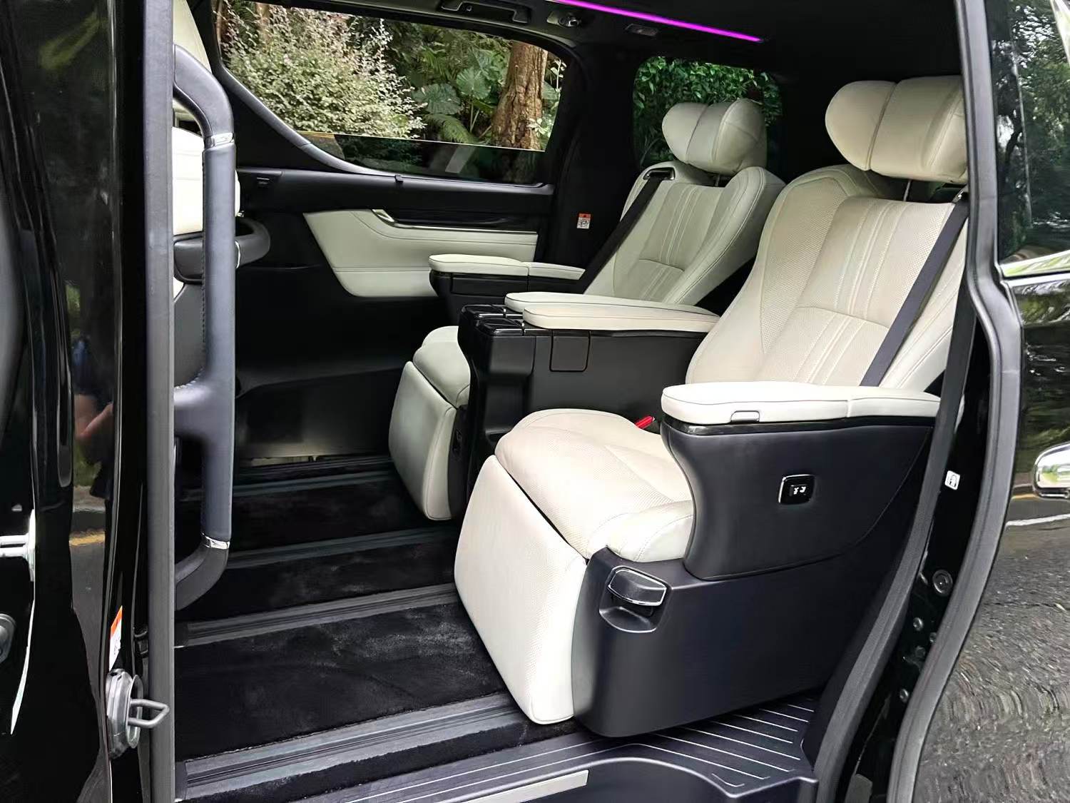 The registration time for the 2020 Lexus LM300h 2.5CVT Elegance Edition automatic transmission is May 2023