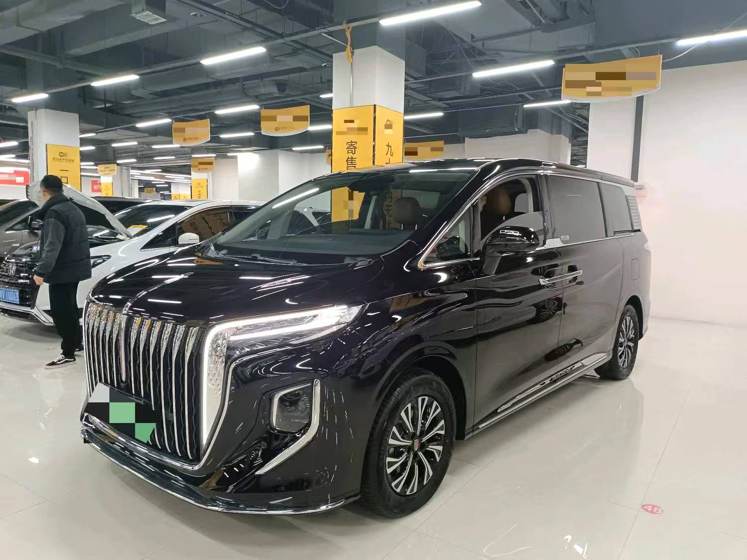 The 2024 Hongqi HQ9 PHEV 2.0T Four-Wheel Drive Business Edition with automatic transmission