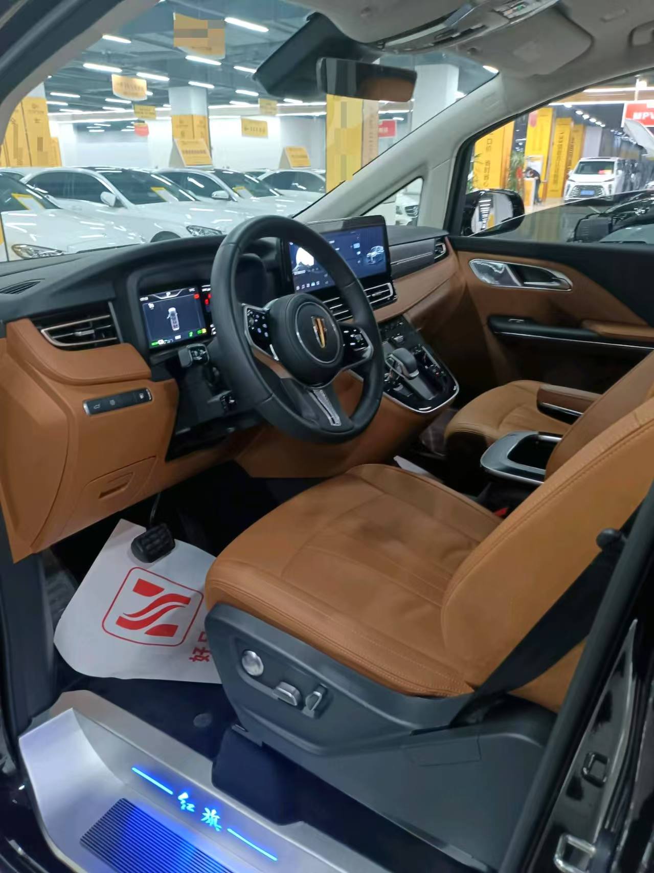 The 2024 Hongqi HQ9 PHEV 2.0T Four-Wheel Drive Business Edition with automatic transmission