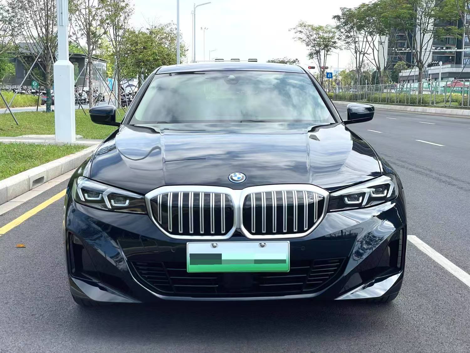 سيارة بي إم دبليو 35L 2022